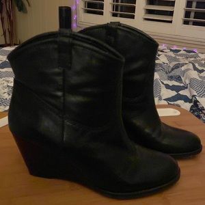 Bandolino size 6 black leather ankle boots with a wedge heel